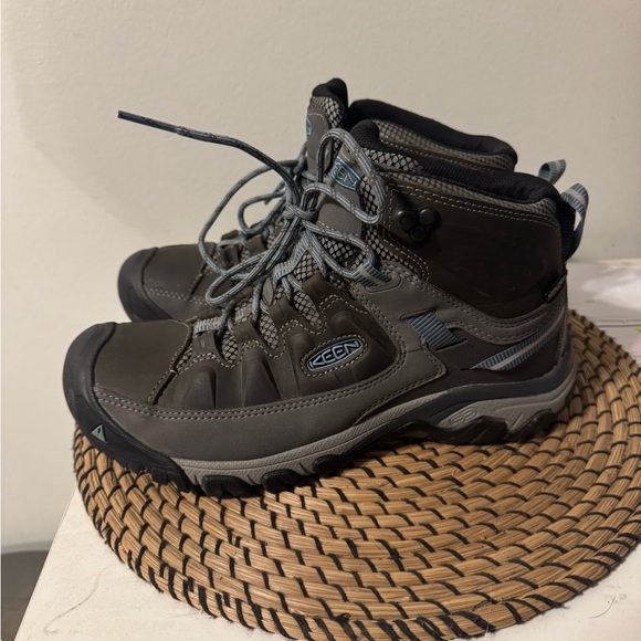 KEEN Women’s Hiking Boots 10.5 - Picture 2 of 14